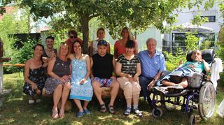 <p>Gruppenbild im Garten: Die Wohneinrichtung für Behinderte in der Storchenstraße gibt es seit zehn Jahren. Jetzt feierte man Jubiläum.</p>