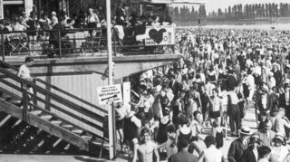 <p>Das Strandbad in Mannheim-Neckarau Ende der 1920er Jahre. Tausende von Besuchern tummeln sich am Strand oder auf der Terrasse - Schwimmer in Badehose und auch Spaziergänger im sogenannten "Sonntagsstaat".</p>