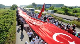 <p>Auf ihrem Weg von Ankara nach Istanbul tragen die Teilnehmer eine 1100 Meter lange türkische Flagge mit sich.</p>