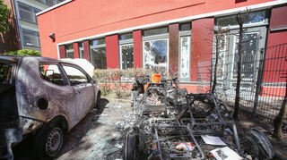 Ausgebrannte Autos im Schanzenviertel nach den Ausschreitungen während des G20-Gipfels in Hamburg. (Bild: dpa)