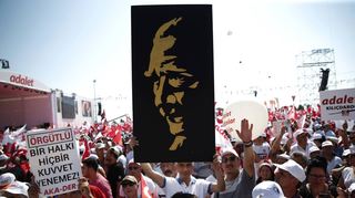 <p>Gerechtigkeitsmarsch in der Türkei: Unterstützer des türkischen Oppositionsführers Kemal Kilicdaroglu kommen am 9. Juli in Istanbul zusammen - friedlich.</p>