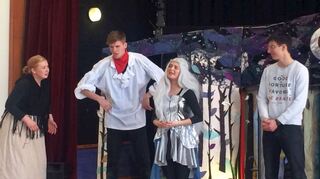 <p>Puristisches Bühnenbild, aber starke Gestik und Rhetorik: Einen ganzen Tag lang ist das Profi-Ensemble "White Horse" im Kurpfalz-Gymnasium Schriesheim für ein Theater-Projekt zu Gast - und das ausschließlich in englischer Sprache.</p>