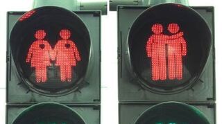 <p>Homosexuelle Paare auf Ampeln an der Konstabler Wache in Frankfurt.</p>