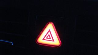 <p>mid Groß-Gerau - Wenn der Vordermann die Warnblinkanlage betätigt, muss der Nachfolgende bremsen - und zwar sofort.</p>
