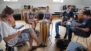 <p>Volle Konzentration beim Workshop "Dein-Song" unter der Leitung von Musiktherapeut Lucas Possel (links).</p>