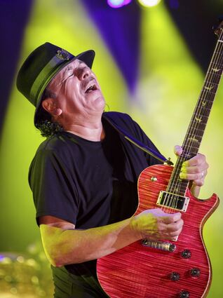 <p>Saitenvirtuose voller Hingabe: Carlos Santana, hier beim Cap Roig Festival im spanischen Girona.</p>