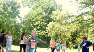 <p>Luis (vorne) aus der ersten Klasse gibt Vollgas: Bereits nach einer Stunde hat er beim Spendenlauf der Graf-von-Oberndorff-Schule 14 Runden im Schlosspark gedreht.</p>