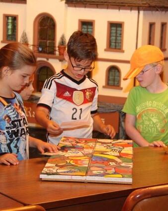 <p>Die Spürnasen finden das gestohlene Bild im Rathaus.</p>