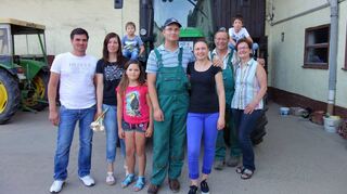 <p>Auf dem Billau-Hof und in der Arbeit vereint (von links): Ciprian und Konstanze Pantiru mit Alisia, Martin Billau mit Lenuta Siminiceanu, Willi und Marita Billau sowie die Kinder Nicolai und Casian Pantiru (hinten auf dem Traktor, ebenfalls von links).</p>