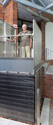 <p>Mit einer Hebebühne (l.) kommen die Besucher ins Gemeindezentrum, das auch eine behindertengerechte Toilette erhalten hat. Rudi Pumm (o.) ist der Initiator.</p>