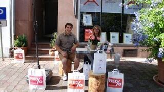 <p>Gelungene Premiere des "Red Friday": Sängerin Jeannette Friedrich begeisterte im Morgenforum, Dienstleister, Einzelhandel und Gastronomie lockten mit satten Rabatten zum Einkaufen und Genießen.</p>