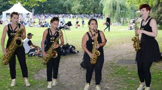 <p>Für gute Stimmung sorgte das Quartett "Famdüsax". Die Bläserinnen begeisterten mit gekonnten Saxofon-Klängen.</p>