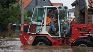 <p>Ein Mann fährt gestern in Silstedt (Sachsen-Anhalt) mit einem Traktor mit Sandsäcken durch das Hochwasser. Tief "Alfred" sorgt vielerorts für Ausnahmezustand.</p>