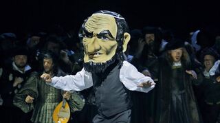 <p>Ein schauriger Höhepunkt: Johannes Martin Kränzle als Beckmesser wird, nachdem er gehörig verprügelt wurde, die Judenmaske aufgesetzt.</p>