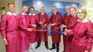 <p>Eines der weltweit modernsten Transplantationseinheiten für blutbildende Stammzellen geht am Uni-Klinikum in Betrieb (v.l.): Klinik-Direktor Frederik Wenz, Oberarzt Stefan Klein, Chef der Dritten Med. Klinik Wolf-Karsten Hoffmann, Krankenhaus-Geschäftsführer Jörg Blattmann, Oberbürgermeister Peter Kurz, Dekan Sergij Goerdt sowie die Dezernenten Christian Specht und Ulrike Freundlieb, alle in weinroten Einmalkitteln und symbolischen Schlüsselanhängern für den Notfallausgang</p>