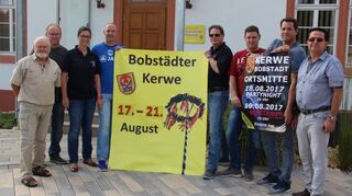 <p>Werben für die Kerwe (v.l.): Dietmar Fischer, Ludwig Gärtner, Susanne Kaiser, Marc Merl, Rupert Getrost, Sebastian Kaiser, Dennis Knapp und Johann Kremser.</p>