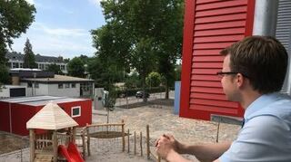 <p>Simon Michler blickt auf den Spielplatz.</p>