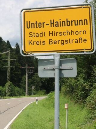 <p>Unter-Hainbrunn bleibt nach der Oberzent-Fusion mit seiner Postleitzahl allein zurück.</p>