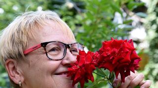 <p>Siegfried und Heidi Baasch (r. oben) stehen strahlend unter dem Torbogen. Heidi Baasch genießt den Duft ihrer roten und rosafarbenen Rosen.</p>