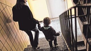 <p>Eine Mutter geht mit ihrem Sohn die Treppe hinunter. Neben Alleinerziehenden zählen auch Langzeitarbeitslose und Geringqualifizierte zu den am meisten vom Armutsrisiko gefährdeten Gruppen.</p>