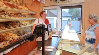 <p>Die Bobstädter Filiale der Bäckerei Gebhardt hat die Ferien vorzeitig beendet. Hier bedient Christina Gebhardt eine Kundin.</p>