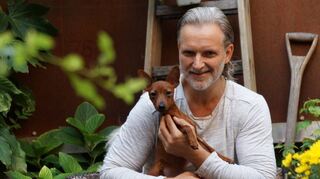 <p>Thommy Mardo mit seinem Zwergpinscher Chingu (unten links) in seinem Garten in der Schwetzingerstadt. Aus dem Innenhof des ehemaligen "Rex"-Kinos hat Mardo einen Traumgarten mit exotischen und heimischen Kübel- und Kletterpflanzen geschaffen. Nachts werden diese von bunten LED-Lichtern (oben) angestrahlt.</p>