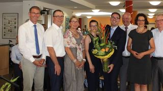 <p>Zehn Jahre Seniorenpflegeheim Haus am Seeweg in Heddesheim. Unser Bild zeigt von links: Bürgermeister Michael Kessler, Bernhard Schneider (Hauptgeschäftsführer der Evangelischen Heimstiftung, EHS), Brigitte Schneider, Julia Kühny, Steve Kühny (Hausdirektor), Thomas Becker (Regionaldirektor EHS), Pfarrerin Franziska Stoellger und Alex Zimmermann (Geschäftsführer Heddesheimer Pflegeheim GmbH).</p>