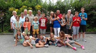 <p>Strahlende Gesichter bei den 16 Teilnehmern, die am Ferienspiel "Boule" des Heddesheimer Tennisclubs teilgenommen hatten, denn am Ende konnten alle eine Medaille mit nach Hause nehmen.</p>