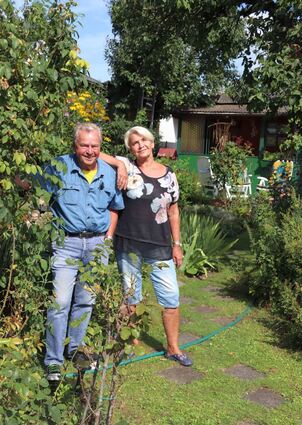 <p>Früher feierten sie hier nach Ausstellungseröffnungen die eine oder andere Party, heute finden sie in ihrem Schrebergarten Ruhe, Natur und Inspiration: Günter Karl und seine Schwester Ilona Wolf.</p>