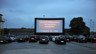 Wenn es dämmert und das Licht langsam schwindet, ist es die perfekte Zeit für den Start des Autokinos. Von Freitag bis Sonntag werden im Rahmen der Reihe "Urban Adventures" (Abenteuer in der Stadt) auf der Konversionsfläche Franklin Erinnerungen an die große Zeit des Drive-In-Kinos geweckt.