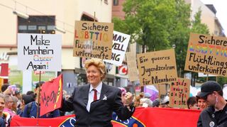 <p>Politisch, humorvoll und ausgelassen: Die CSD-Parade zog in diesem Jahr auf veränderter Route - über die Planken ging es wegen der Baustelle nicht - von der Breiten Straße bis zum Schloss.</p>