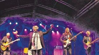 <p>Im purpurnen Finkenbacher Bühnennebel: die Rock-Veteranen Pretty Things (linkes Bild, v.l.: Dick Taylor, Phil May, George Woosey und Frank Holland) und Lokalmatador Mani Neumeier (o.rechts), der zweimal auftrat. Die Fans (u.r.) harrten auch bei Regen und Kälte vor der Bühne aus.</p>