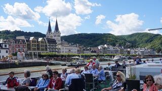 Die Morgentourler genießen die Schifffahrt auf dem Rhein mit Ausblick auf Boppard (großen Bild), Walter und Renate Richter sonnen sich auf dem Deck - und lassen die Burg Katz über St. Goarshausen vorüberziehen.