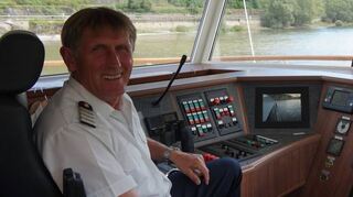 Kapitän und Schiffseigner Karl Hofstätter am Steuerstand des Luxus-Motorschiffs (MS) Königin Silvia.