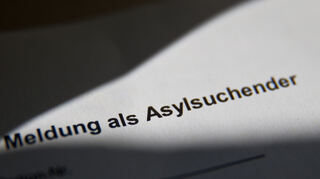 Die Ausländerbehörden in Baden-Württemberg haben 100 Asylanten erfasst, die seit 2014 zum Teil mehrfach in ihre alte Heimatstaaten gereist sind und nach der Rückkehr ihren Status als anerkannter Asylant behalten haben. (Symbolbild)