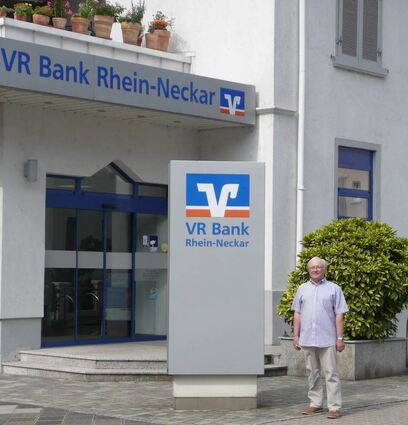 <p>"Die ist doch gerade erst renoviert worden": Kunde Gerhard Helme vor der VR-Bank-Filiale auf dem Pfingstberg.</p>