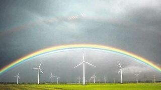 <p>Stehen der Energiewende - hier ein Foto von Windrädern bei Wilster (Schleswig-Holstein), das durch ein Zugfenster entstand - düstere Zeiten bevor oder gibt es für sie einen Lichtblick? Die Bundestagswahl im Herbst könnte darüber entscheiden.</p>