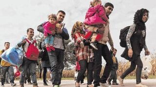 <p>Flüchtlinge laufen 2015 auf einer Straße an der kroatisch-serbischen Grenze. Zwei Jahre nach Beginn der großen Flüchtlingswelle hat der Europäische Gerichtshof in einem Grundsatzurteil die geltenden EU-Asylregeln bestätigt.</p>