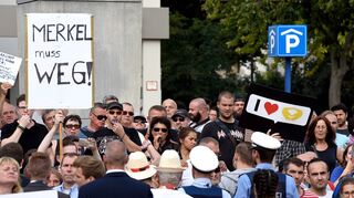 <p>Zwischen Ablehnung (linkes Plakat) und Zuneigung (rechts) liegen bei der Wahlkampfrede von Angela Merkel auf dem Theaterplatz nur wenige Meter.</p>