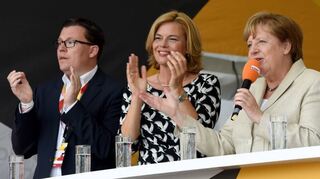 <p>Unterstützung erhält die Kanzlerin vom Ludwigshafener CDU-Bundestagskandidaten Torbjörn Kartes (links) und der Landesvorsitzenden Julia Klöckner (Mitte).</p>