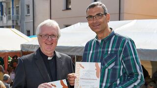 <p>Preisübergabe: Pfarrer Peter Kern (l.) erhält vom Nabu-Vorsitzenden Michael Held eine Auszeichnung.</p>