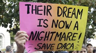 <p>Menschen protestieren gegen die "Dreamer"-Entscheidung von Donald Trump. "Ihr Traum ist jetzt ein Alptraum", steht auf dem Plakat eines Demonstranten in San Francisco.</p>
