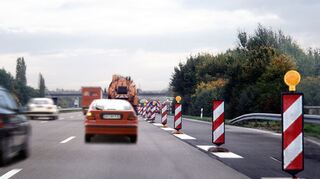 <p>mid Groß-Gerau - Autofahrer sollten sich bei dem Wegfall einer Fahrspur erst sehr spät in die weiterführende Spur einordnen.</p>
