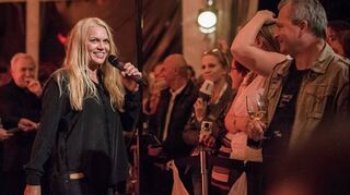 <p>Im Gespräch mit dem Publikum bei Filmfestival: Anna Loos (li.).</p>