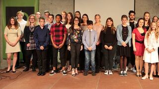 <p>Alle Schüler, die im Rahmen der Gala zum 30. Geburtstag der Alfred-Delp-Schule geehrt wurden, versammelten sich anschließend zum Gruppenbild.</p>