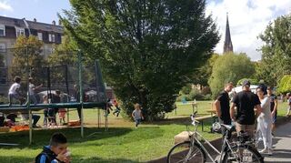 <p>Viel Spaß hatten die Kinder beim Neckarstädter Familienfest: Es gab ein Trampolin (hinten), Bastelaktionen und viele weitere Attraktionen.</p>