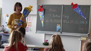 <p>Lehrerin Birgit Thomas leitet die neue Musikklasse an der Wallstadt-Grundschule. Hier erlernen die Kinder unter anderem das Flötenspiel.</p>