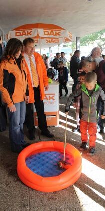 <p>Hier konnten die Kinder den Dachs Max retten (ganz links); dem Monster den Ball ins Maul (Mitte) zu werfen, bereitete allen einen Riesenspaß. Für das leibliche Wohl war bestens gesorgt: Die Kinder bereiteten Zuckerwatte zu, die heiß begehrt war.</p>