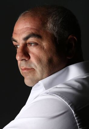 Metin Aktay beschreibt sein bewegtes Leben zwischen zwei Kulturen. Er lebt in Sinsheim-Hoffenheim und engagiert sich als Fußball-Schiedsrichter.