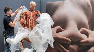 <p>Benni Heier packt eines der Plastinate aus: zwei Fußballspieler, deren durchtrainierte Körper den Kontrast zum Bauchfett auf dem großen Foto bilden.</p>